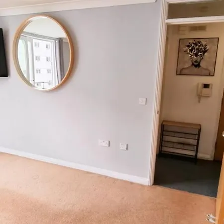 Apartment ⭑ Staywelcome- Stylish Near Heathrow, Skyline Views ⭑ Feltham