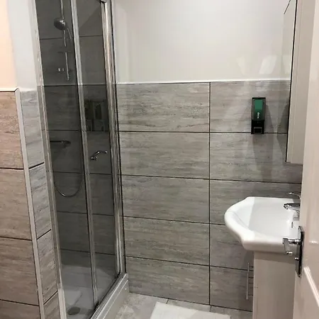 The Broadway - London Heathrow 2*