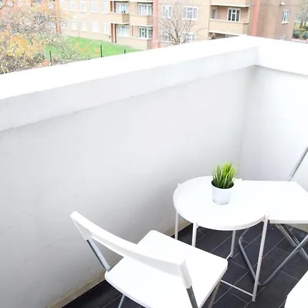 Modern 1 Bedroom In Shadwell With Balcony Apartment London