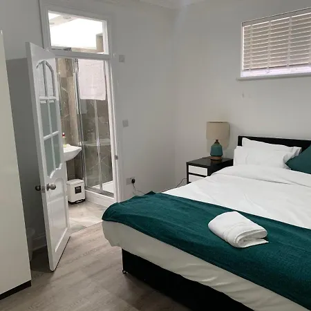 Serene Suites: Family-friendly Retreat With Free Parking And Wi-fi Holiday home Ilford