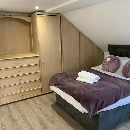 Holiday home Serene Suites: Family-friendly Retreat With Free Parking And Wi-fi *