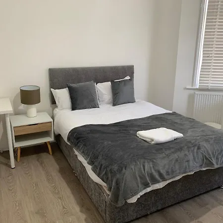 Serene Suites: Family-friendly Retreat With Free Parking And Wi-fi Holiday home *