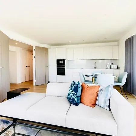Executive Waterfront Split Penthouse Apartment