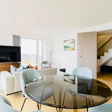 Executive Waterfront Split Penthouse Apartment *