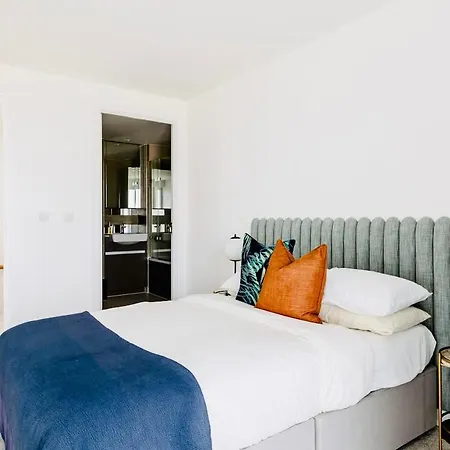 Executive Waterfront Split Penthouse Apartment *