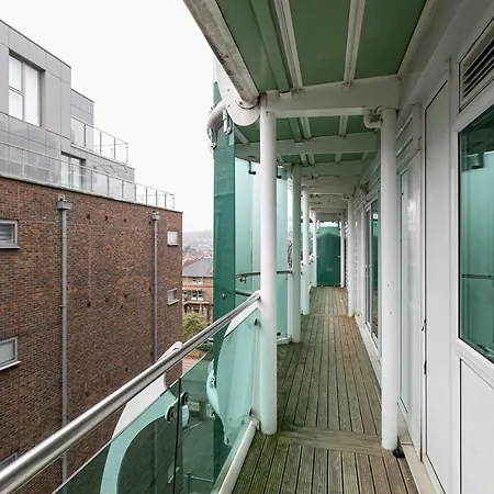 Beautiful 2bed 2bath 4mins To Train Station With Wifi And Free Parking 아파트 New Barnet