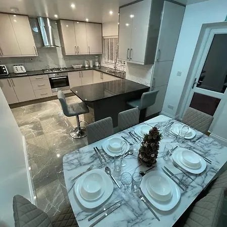 Holiday home Serene Suites: Family-friendly Retreat With Free Parking And Wi-fi Ilford