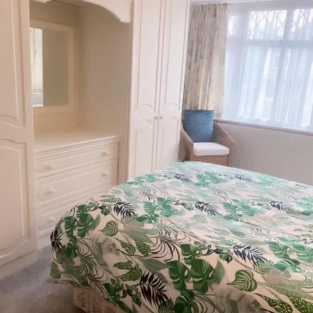 Bexleyhealth Town Center 5 Bedroom Luxurious *