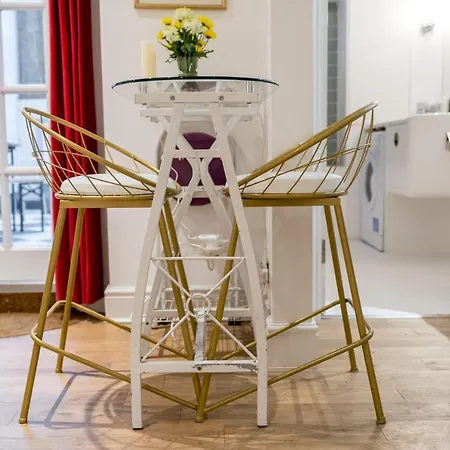 Stylish Flat With Private Yard In Shepherd Bush Londyn