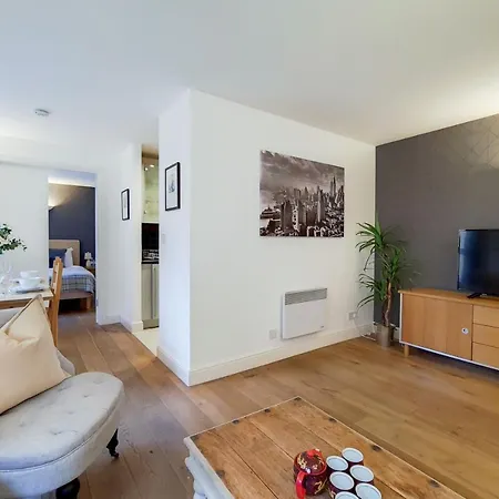 Capital Aldgate - Two Bed Apartment London