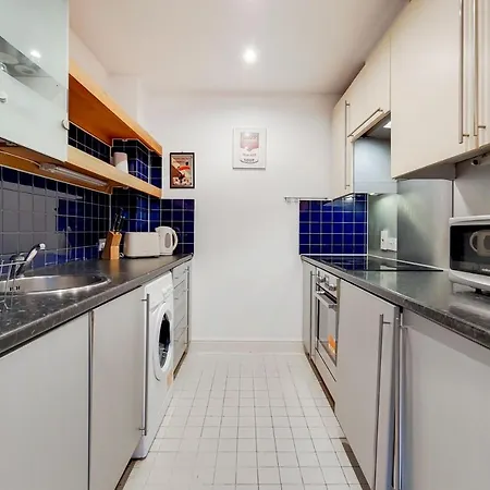 Capital Aldgate - Two Bed Apartment London