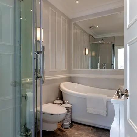 Deluxe Victoria House With Views Over The Historic Pimlico Conservation Area *