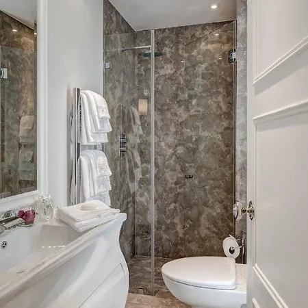 Deluxe Victoria House With Views Over The Historic Pimlico Conservation Area Holiday home London