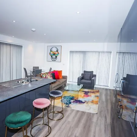 Lovely 2 Bed With Parking Apartment *