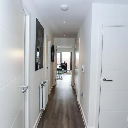 Lovely 2 Bed With Parking Apartment London