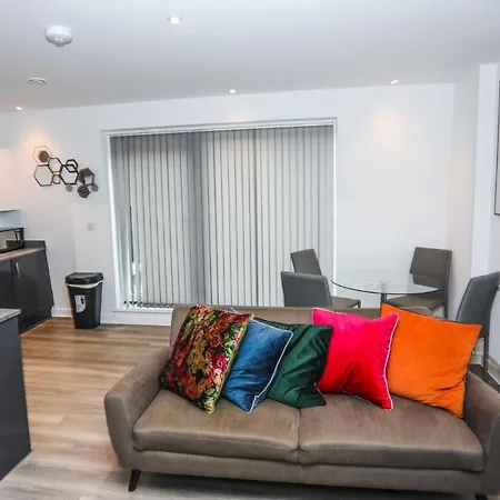 Lovely 2 Bed With Parking * London