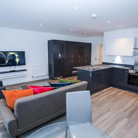 Lovely 2 Bed With Parking Apartment London