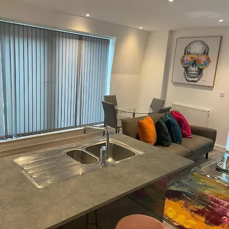 Apartment Lovely 2 Bed With Parking *