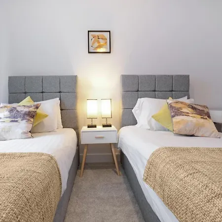2 Bedroom Luxury With Parking In Stanmore, North West By 360 London