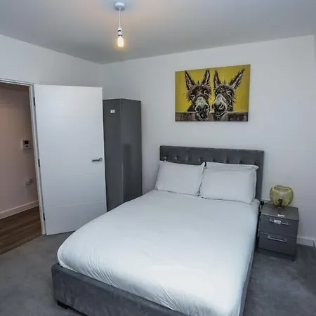 Lovely 2 Bed With Parking London