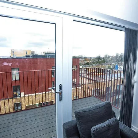 Lovely 2 Bed With Parking
