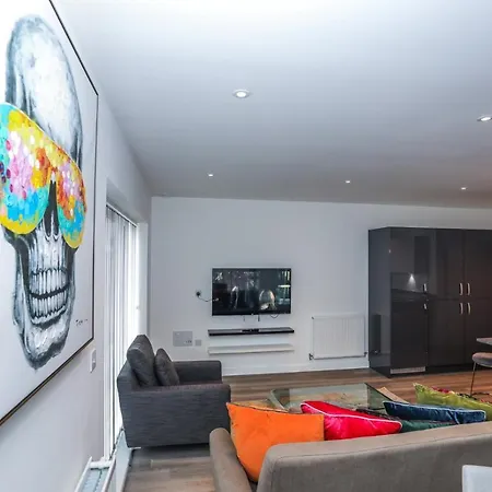 Lovely 2 Bed With Parking Apartment