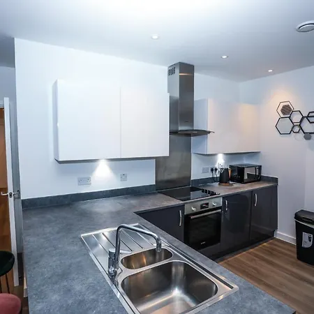 Lovely 2 Bed With Parking * London