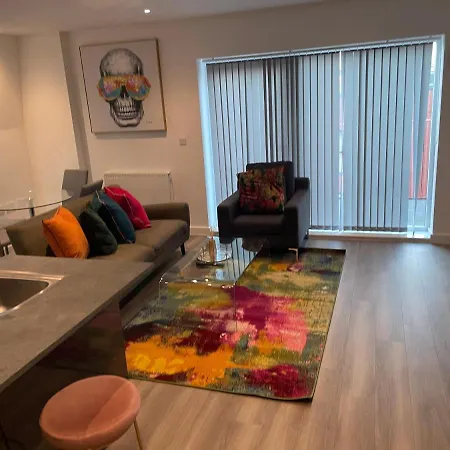 Lovely 2 Bed With Parking Apartment *