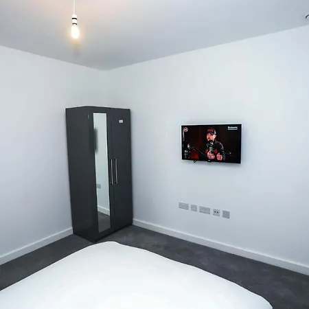 Lovely 2 Bed With Parking Apartment London