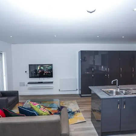 Lovely 2 Bed With Parking * London