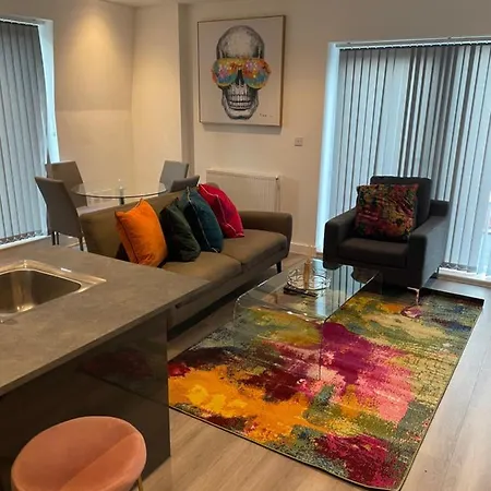 Lovely 2 Bed With Parking Apartment *