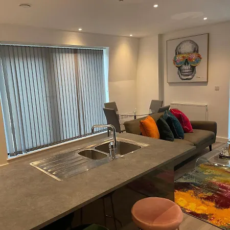Lovely 2 Bed With Parking London