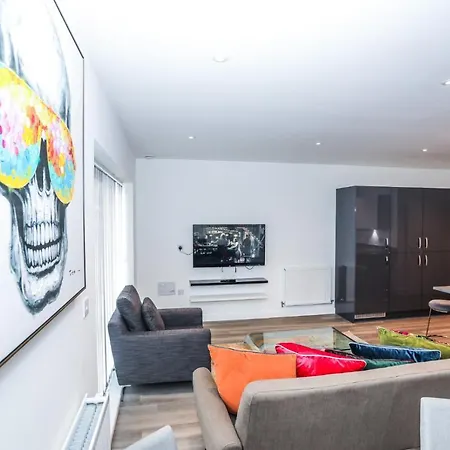 Lovely 2 Bed With Parking Apartment London