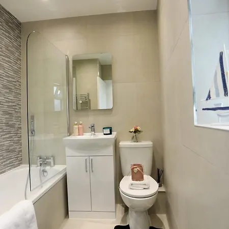 Aisiki Apartments: Pet-friendly Airconditioned Duplex In North
