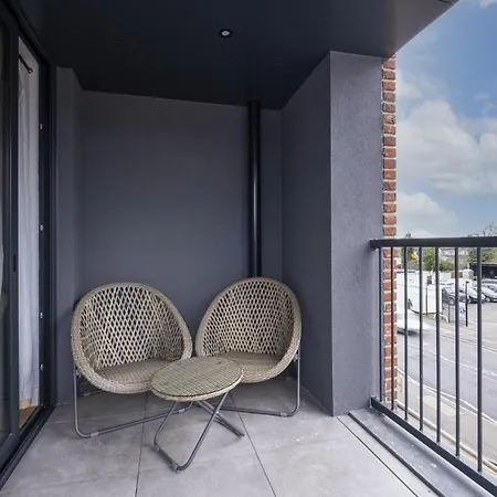 2 Bedroom Luxury With Parking In Stanmore, North West By 360 London *
