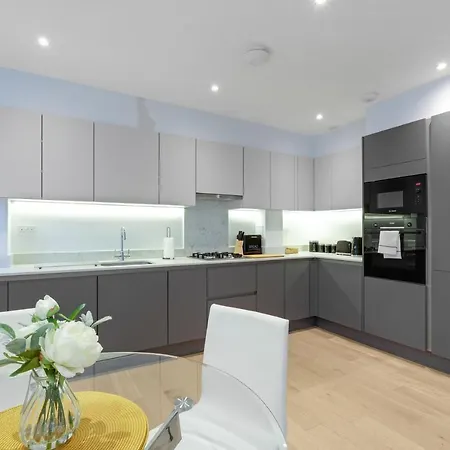 2 Bedroom Luxury With Parking In Stanmore, North West By 360 London Apartment
