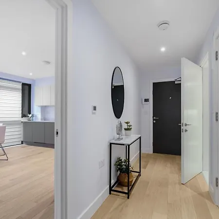 2 Bedroom Luxury With Parking In Stanmore, North West By 360 London