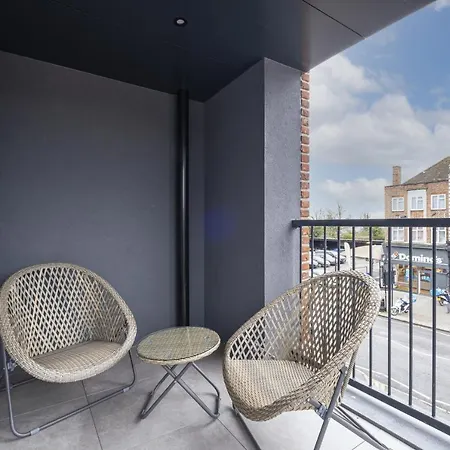 2 Bedroom Luxury With Parking In Stanmore, North West By 360 London