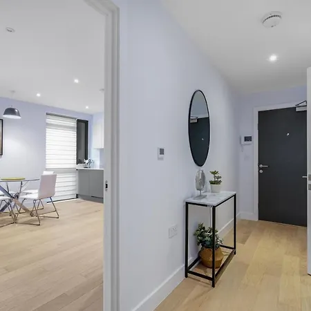 2 Bedroom Luxury With Parking In Stanmore, North West By 360 London Apartment