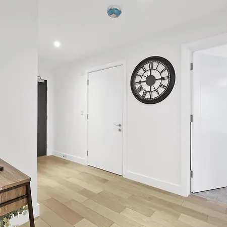 2 Bedroom Luxury With Parking In Stanmore, North West By 360 London Stanmore (Greater London)