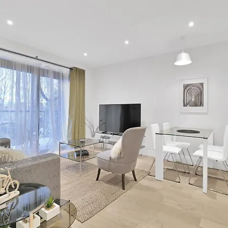 2 Bedroom Luxury With Parking In Stanmore, North West By 360 London