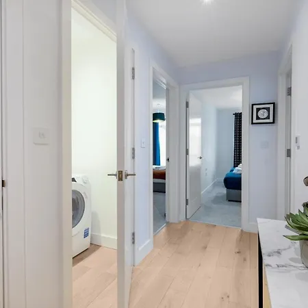 2 Bedroom Luxury With Parking In Stanmore, North West By 360 London *