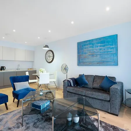 2 Bedroom Luxury With Parking In Stanmore, North West By 360 London *
