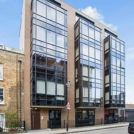 Spacious Lower Ground Studio With Private Patio Near Warren Street * לונדון