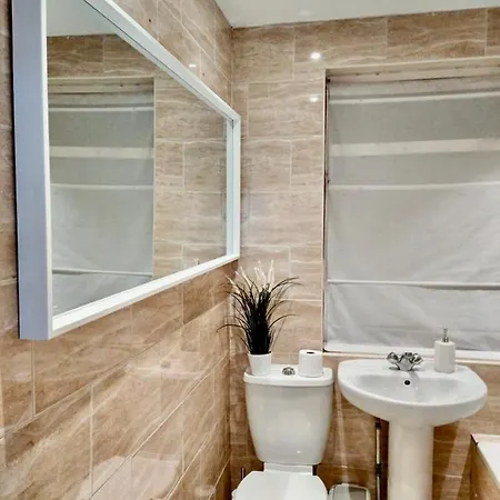 3 Cosy Homes Walking Distance To Mall With Parking Available To Book Separately 3 Bed House Or 1 Bed Or Vakantiehuis *