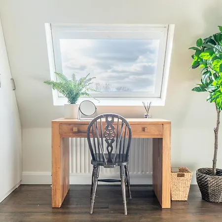 Hamilton Apartment *