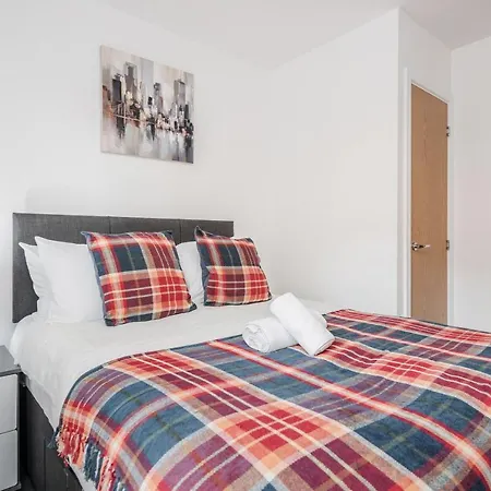 Beautiful 3-bed In Apartamento Romford