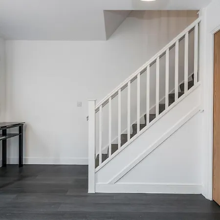 Beautiful 3-bed In Apartamento Romford