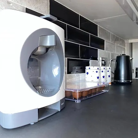Bright, Spacious, Modern Interior Decor 2 Bedrooms With Amazing Views