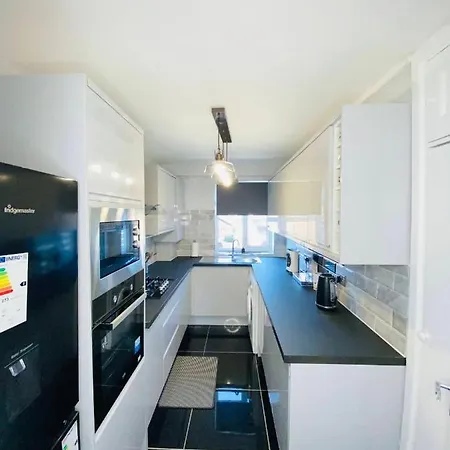 Bright, Spacious, Modern Interior Decor 2 Bedrooms With Amazing Views *